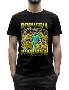 Bărbat purtând un tricou negru cu imprimeu grafic al jucătorilor echipei Borussia Dortmund în diverse ipostaze, cu textul 'Borussia Dortmund Die Borussen' scris în galben și negru în partea de sus și jos.