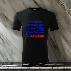 Tricou negru cu un mesaj tipografic în albastru și roșu, care spune: 'Toți bărbații s-au născut egali, dar numai cei mai buni devin Ingineri', alături de iconițe cu un creier și o roată dințată