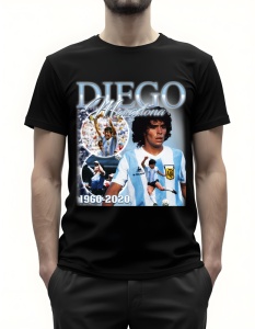 Bărbat purtând un tricou negru cu un design grafic în memoria lui Diego Maradona, având mai multe imagini ale fotbalistului în tricoul echipei naționale a Argentinei. În partea de sus este scris numele 'DIEGO Maradona', iar în partea de jos se află anii '