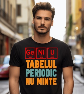 Bărbat stilat, purtând un tricou negru cu design bazat pe tabelul periodic, evidențiind elementele 'Ge Ni U' și mesajul 'Tabelul periodic nu minte', pe o stradă urbană elegantă.