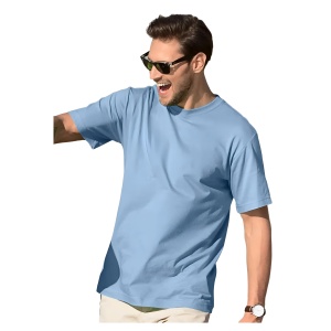Barbat vesel si tanar cu ochelari de soare la ochi poarta un tricou barbat simplu elegant din bumbac de culoare albastru deschis