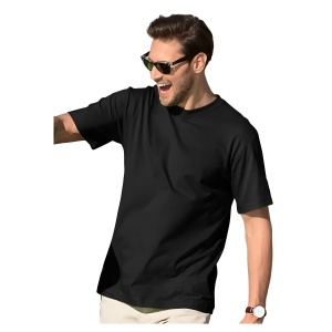 Barbat vesel si tanar cu ochelari de soare la ochi poarta un tricou barbat simplu elegant din bumbac de culoare negru