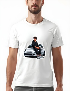 Bărbat purtând un tricou alb cu un design grafic ce prezintă un tânăr îmbrăcat în negru, așezat pe capota unei mașini Fiat, cu un fundal minimalist.