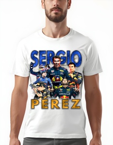 Bărbat purtând un tricou alb cu grafică imprimată, prezentând mai multe imagini ale pilotului de curse Sergio Pérez în diferite ipostaze, cu numele 'SERGIO PÉREZ' scris deasupra și dedesubtul imaginii, pe un fundal colorat.