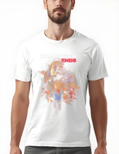 Bărbat purtând un tricou alb care este decorat cu un design captivant inspirat de filmul "Halloween Ends". Imaginea centrală prezintă personaje iconice din franciza horror, inclusiv pe Michael Myers, cu o atmosferă intensă de groază. Fundalul sugerează ha