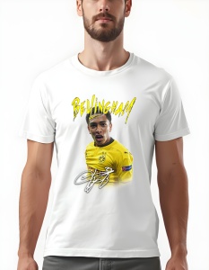 Bărbat purtând un tricou alb cu un design grafic al fotbalistului Jude Bellingham, reprezentat în echipamentul galben al echipei Borussia Dortmund, cu numele 'Bellingham' scris deasupra într-un font galben stilizat și semnătura sa dedesubt.