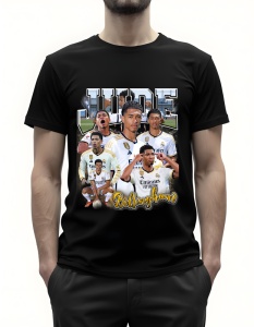 Bărbat purtând un tricou negru cu un design grafic al fotbalistului Jude Bellingham în mai multe ipostaze purtând echipamentul lui Real Madrid. Designul include textul 'Jude' în partea de sus și 'Bellingham' în partea de jos cu un font stilizat auriu, com