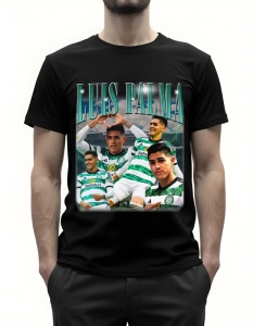 Bărbat purtând un tricou negru cu imprimare grafică reprezentând pe fotbalistul Luis Palma în diverse ipostaze, îmbrăcat în echipament de joc cu dungi verzi și albe.