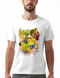 Bărbat purtând un tricou alb cu un design grafic al fotbalistului Neymar Jr., reprezentat în mai multe ipostaze în tricoul echipei naționale a Braziliei, pe un fundal de flăcări și energie, cu semnătura lui Neymar și textul 'Neymar Jr.' deasupra.