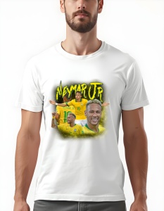 Bărbat purtând un tricou alin cu un design grafic al fotbalistului Neymar Jr., reprezentat în mai multe ipostaze în tricoul echipei naționale a Braziliei, cu textul 'Neymar Jr.' în partea de sus și un fundal strălucitor galben-verde.