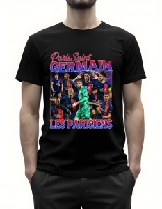 Bărbat purtând un tricou negru cu imprimeu grafic al jucătorilor echipei Paris Saint-Germain în diverse ipostaze, cu textul 'Paris Saint-Germain Les Parisiens' scris în roșu și albastru în partea de sus și jos.