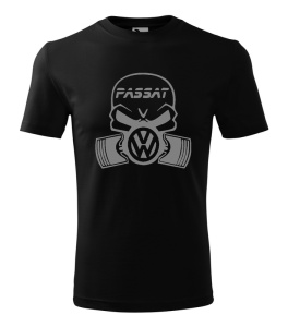 Tricou negru cu un design grafic în tonuri de gri, reprezentând un craniu stilizat cu pistoane și măști cu logo-ul Volkswagen, și textul 'Passat' deasupra