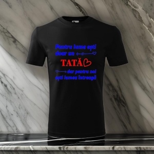 Tricou negru cu un mesaj tipografic în albastru și roșu, care spune: 'Pentru lume ești doar un TATA, dar pentru noi ești lumea întreagă', decorat cu inimioare