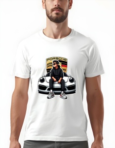 Bărbat purtând un tricou alb cu un design grafic reprezentând un tânăr așezat pe capota unei mașini Porsche albă, purtând ochelari de soare și o ținută casual, cu logo-ul Porsche afișat pe fundal.