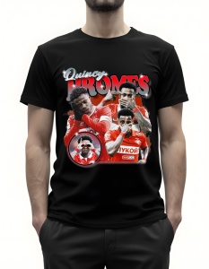 Bărbat purtând un tricou negru cu un design grafic al fotbalistului Quincy Promes, prezentând mai multe ipostaze ale acestuia în echipamentul roșu, cu numele 'Quincy Promes' afișat într-un font mare deasupra imaginilor.