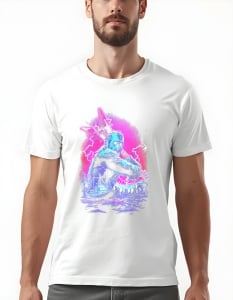 Bărbat purtând un tricou alb ce ilustrează o versiune modernă și vibrantă a unui personaj iconic din horror, cu un design inspirat de stilul pop art. Imaginea arată un personaj asemănător cu Jason Voorhees, îmbrăcat în costum și având o mască caracteristi