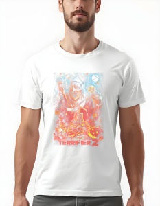 Bărbat purtând un tricou alb care este decorat cu un design captivant inspirat din filmul horror „Terrifier 2”. Ilustrația prezintă personajul principal, Art the Clown, îmbrăcat în costumul său de clown, ridicând un băț în timp ce ține o masca de Hallowee