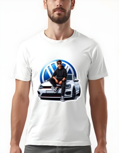Bărbat purtând un tricou alb cu un design grafic reprezentând un tânăr îmbrăcat în negru, așezat pe capota unei mașini Volkswagen albă. În fundal se află sigla Volkswagen într-un cerc albastru și alb.