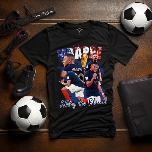 Tricou negru cu un design dedicat lui Kylian Mbappé, incluzând imagini ale fotbalistului, textul 'Allez les Bleus!' și steagul Franței, așezat pe o suprafață alături de mingi de fotbal, ghete și accesorii sportive.