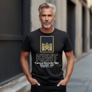 Bărbat matur cu păr grizonat, purtând un tricou negru personalizat cu un design inspirat de pachetul de țigări Kent. Designul include un logo aurit cu un castel stilizat și textul 'KENT Famous Micronite Filter DELUXE 100's Made in U.S.A.'. Fundalul prezin