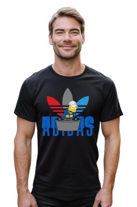 Tânăr purtând un tricou alb cu un design parodic, având o imagine cu Bart Simpson ca DJ, în fața unui logo Adidas stilizat în culori roșu, gri și albastru.