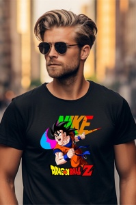 Un bărbat cu ochelari de soare, purtând un tricou negru cu design Dragon Ball Z, care îl înfățișează pe Goku și un logo Nike pe un fundal colorat, pozând într-un mediu urban cu lumini calde.
