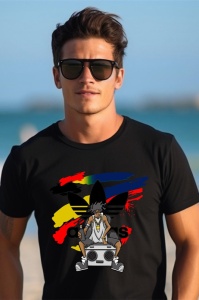Bărbat cu ochelari de soare, purtând un tricou negru cu un design artistic care include un logo Adidas și o imagine stilizată a unei persoane cu o pălărie mare, stând pe o ladă de difuzor, în fața unui fundal de plajă.
