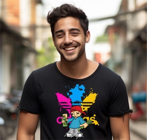 Bărbat tânăr cu păr scurt și un zâmbet larg, purtând un tricou negru cu un design colorat, cu un personaj cu pălărie roșie, vopsea și ochelari, într-un fundal urban, pe o stradă.