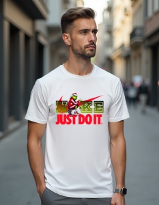 Bărbat purtând un tricou alb cu un design inspirat de Nike. Logo-ul "NIKE" este stilizat într-un mod unic, în culori vibrante de verde și roșu, cu un personaj animat bine-cunoscut(Grinch) așezat deasupra literei "I" în stil relaxat. Acest personaj adaugă 