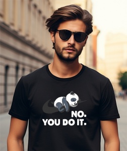 Un bărbat purtând ochelari de soare și un tricou negru cu un design amuzant ce prezintă un panda leneș culcat peste un simbol în formă de checkmark, alături de textul 'No. You do it.'