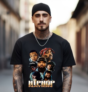 Un bărbat cu tatuaje pe gât și brațe, purtând un tricou negru imprimat cu portrete ale unor artiști legendari de hip-hop și textul "Hip Hop Nation". Bărbatul poartă un lanț subțire argintiu și o căciulă neagră, iar fundalul sugerează un decor urban cu clă