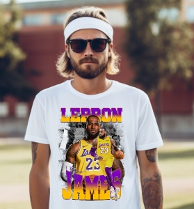 Bărbat purtând o bandană albă și ochelari de soare, îmbrăcat cu un tricou alb personalizat cu un design vibrant dedicat lui LeBron James, în culorile echipei Los Angeles Lakers, în aer liber.