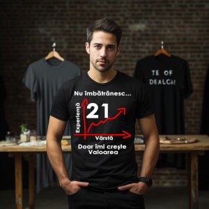 Un tânăr purtând un tricou negru cu mesajul: „Nu îmbătrânesc... Doar îmi crește valoarea” și un grafic care indică vârsta de 21 de ani pe axa vârstei și experienței. În fundal se află alte tricouri expuse într-o încăpere.