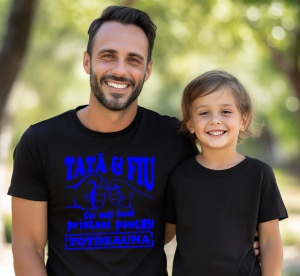 Tată și fiu zâmbind, amândoi purtând tricouri negre, tatăl având un design cu text albastru: 'Tată & Fiu. Cei mai buni prieteni pentru totdeauna', ilustrat cu pumni încleștați.