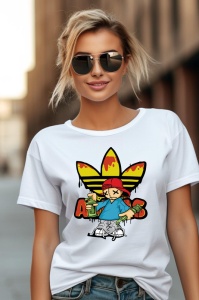 Fată cu ochelari de soare, purtând un tricou alb cu un design grafic colorat, ce include un personaj animat stilizat și un logo creativ, pe un fundal urban.