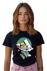 Fată serioasă purtând un tricou negru cu un desen colorat al unui personaj animat care poartă role, într-o poză stilizată și expresivă.