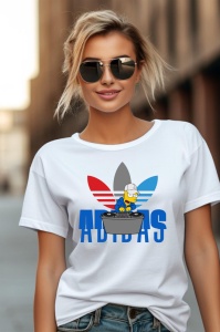 Femeie purtând un tricou alb cu un design colorat în față. Designul include o emblemă cu trei frunze în culori roșu, gri și albastru, sub care apare cuvântul 'ADIDAS' scris cu litere mari albastre. În fața logo-ului, este ilustrat un personaj animat purtâ