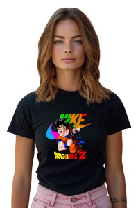 Femeie purtând un tricou negru cu un design vibrant ce îl înfățișează pe Goku din Dragon Ball Z, cu logo-ul Nike stilizat deasupra și textul Dragon Ball Z în culori strălucitoare, toate elementele fiind colorate și pline de energie.