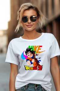 Femeie purtând un tricou alb cu un design colorat ce îl înfățișează pe Goku din Dragon Ball Z, cu logo-ul Nike stilizat deasupra și textul Dragon Ball Z în culori vibrante, toate elementele fiind plasate central pe tricou.