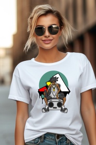 Femeie purtând ochelari de soare și un tricou alb cu un design vibrant, înfățișând un personaj stilizat cu păr afro, lănțișor și pantaloni scurți, stând pe o boxă, cu un fundal geometric în culori verde, negru, roșu și galben.
