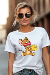 Femeie purtând ochelari de soare, îmbrăcată într-un tricou alb cu un design de Jerry din Tom și Jerry, ținând o bucată de brânză și cu logo-ul Supreme pe față.