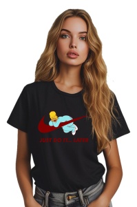 Femeie purtând un tricou negru cu un design inspirat de Nike, având mesajul 'Just Do It... Later' și o imagine cu Homer Simpson relaxat, culcat peste logo-ul Nike reinterpretat.