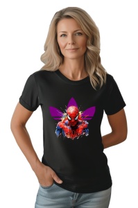 Femeie purtând un tricou negru cu un design grafic vibrant care îl prezintă pe Spider-Man în culori roșii și albastre, pe un fundal cu logo-ul Adidas în violet.