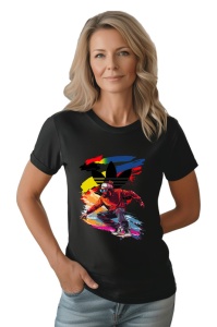 Femeie purtând un tricou negru cu un design de skater colorat în fața unui logo stilizat Adidas, cu elemente grafice abstracte și vibrante