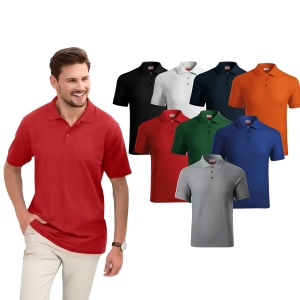 Barbat imbracat in tricou polo de culoare rosu prezentand culorile disponibile portocaliu, albastru, negru, alb, gri, rosu