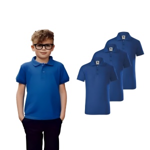 Baiat imbracatat in tricou polo prezinta setul de 3 tricouri polo albastru regal