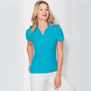 Femeie zambitoare si bucuraosa ca poarta un tricou polo dama model Tommy de culoare turcoaz