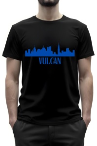 Un bărbat care poartă un tricou negru, pe care se află un design reprezentând orizontul orașului Vulcan. Designul este realizat în nuanțe de albastru și include conturul clădirilor, cu textul "VULCAN" amplasat sub silueta orizontului. Acest tip de design 