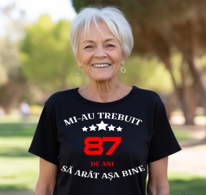 Femeie care poartă un tricou negru personalizat cu mesajul: ''Mi-au trebuit 87 de ani sa arat asa bine''