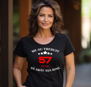 Femeie care poartă un tricou negru personalizat cu mesajul: ''Mi-au trebuit 57 de ani sa arat asa bine''